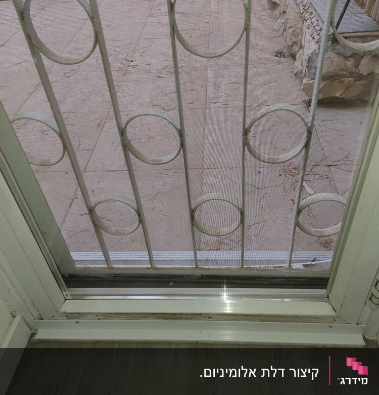 מסגרת אלומיניום של דלת עם מסילה תחתונה